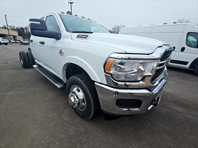 2024 RAM Ram 3500 Chassis Cab RAM 3500 TRADESMAN CREW CAB CHASSIS 4X4 60 CA