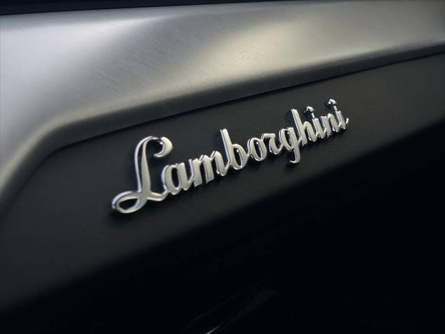 2021 Lamborghini Urus Pearl Capsule