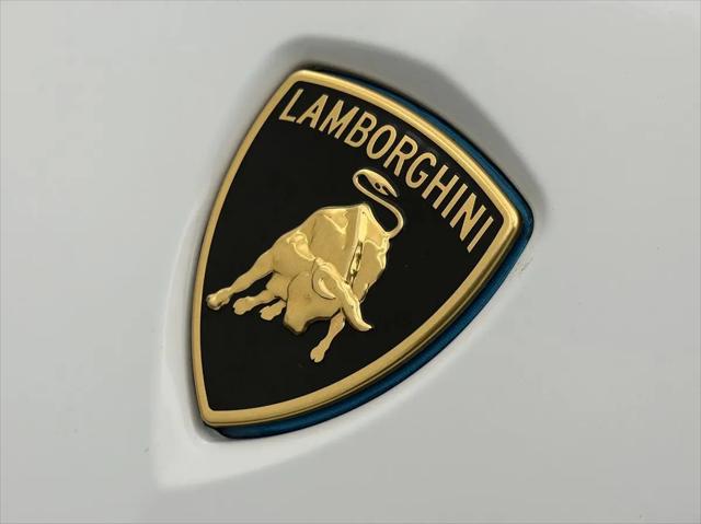 2021 Lamborghini Urus Pearl Capsule