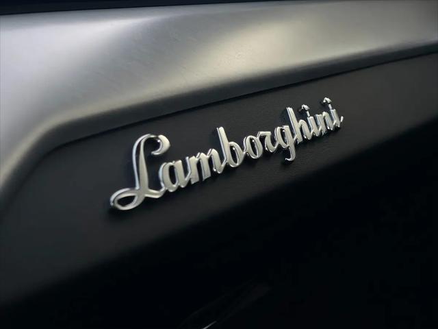 2021 Lamborghini Urus Pearl Capsule