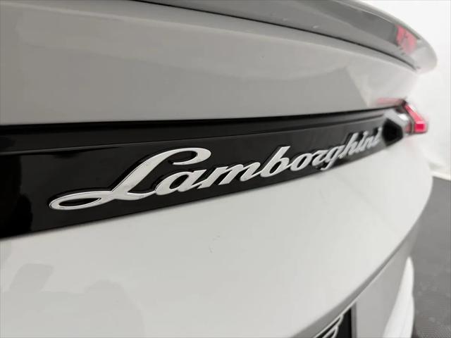 2021 Lamborghini Urus Pearl Capsule