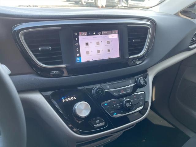 2022 Chrysler Voyager LX