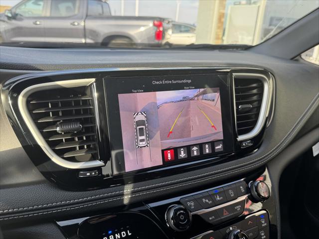 2025 Chrysler Pacifica Select