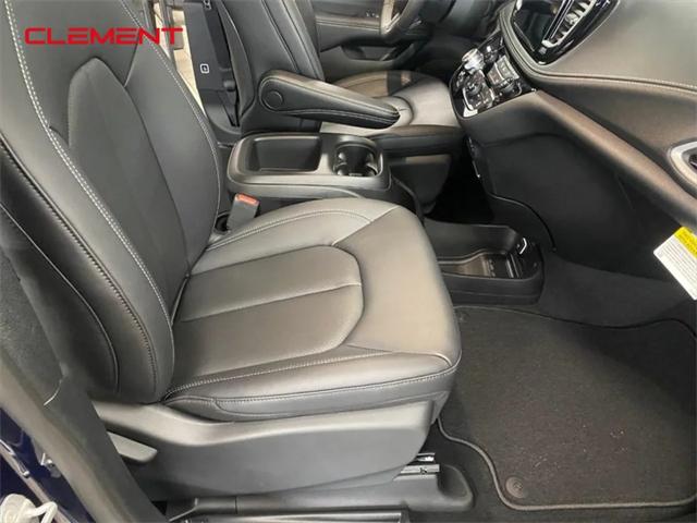 2025 Chrysler Pacifica PACIFICA SELECT AWD