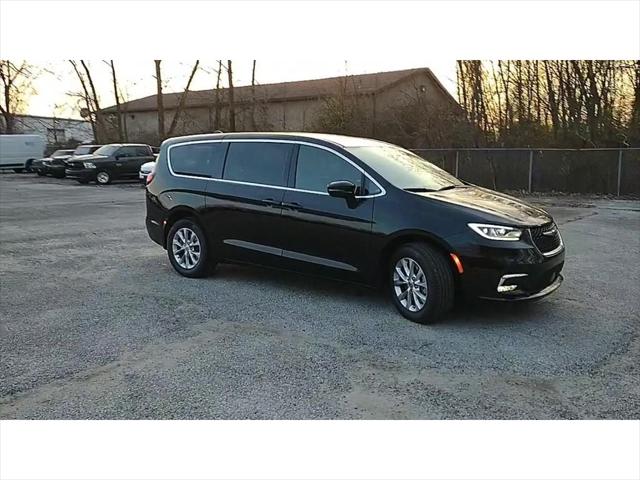 2025 Chrysler Pacifica PACIFICA SELECT AWD