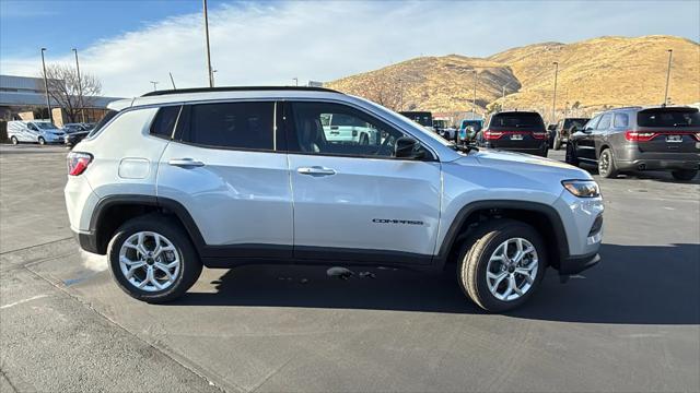 2025 Jeep Compass COMPASS LATITUDE 4X4