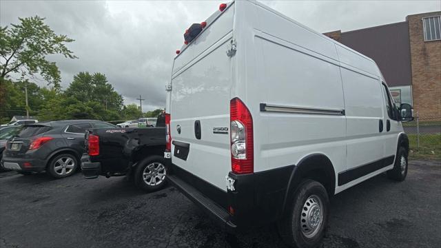 2024 RAM ProMaster Cargo Van Tradesman 2