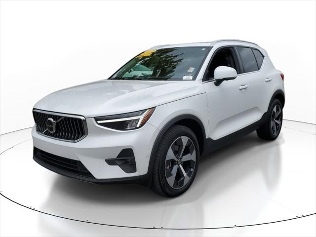 2023 Volvo XC40 B4 Plus Bright Theme