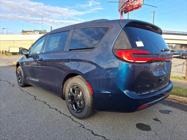 2025 Chrysler Pacifica Hybrid PACIFICA PLUG-IN HYBRID S APPEARANCE