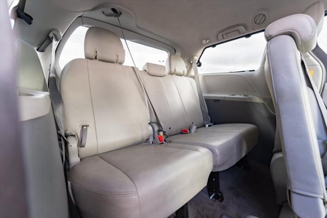 2014 Toyota Sienna XLE V6 8 Passenger