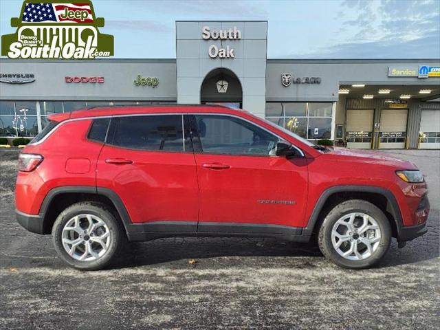 2025 Jeep Compass COMPASS LATITUDE 4X4
