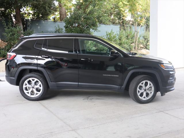 2025 Jeep Compass COMPASS LATITUDE 4X4