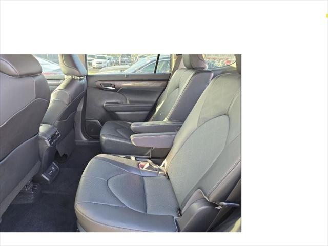 2022 Toyota Highlander Hybrid Platinum