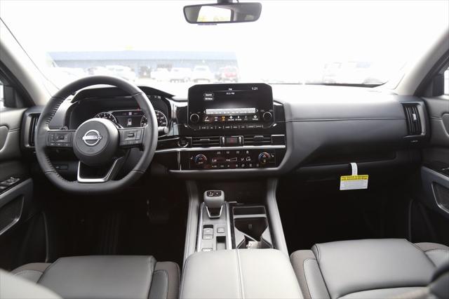 2025 Nissan Pathfinder SL FWD