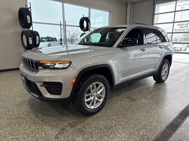 2025 Jeep Grand Cherokee GRAND CHEROKEE LAREDO X 4X4