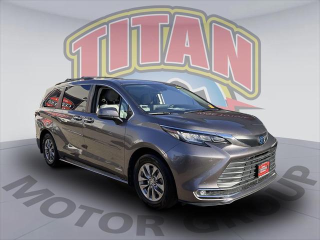 2021 Toyota Sienna XLE's photo