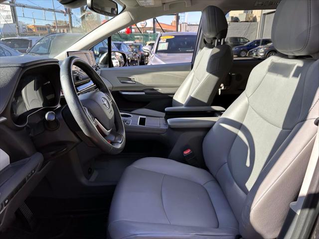 2021 Toyota Sienna XLE [12]