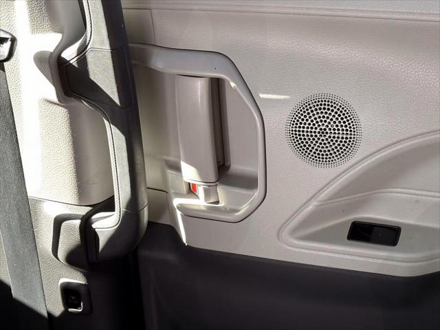 2021 Toyota Sienna XLE [19]