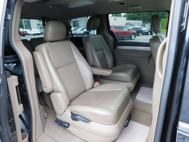 2012 Volkswagen Routan SE