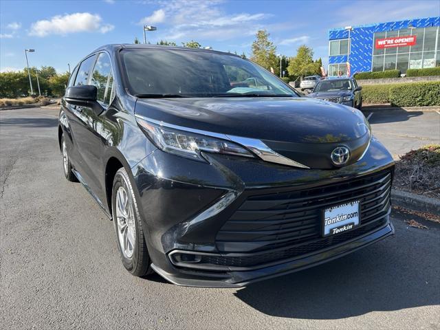 2022 Toyota Sienna LE