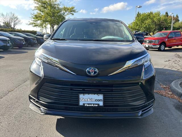 2022 Toyota Sienna LE