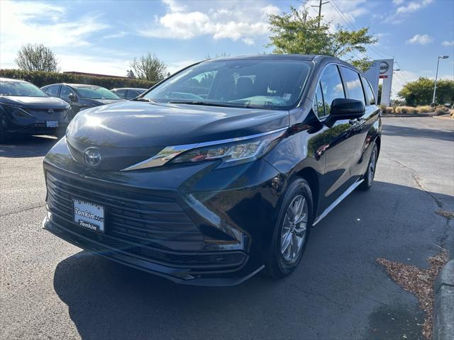 2022 Toyota Sienna LE