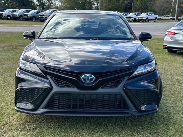 2022 Toyota Camry SE Hybrid