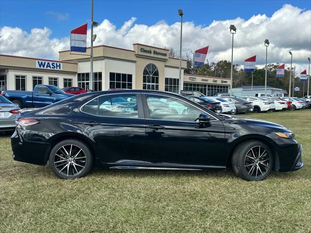 2022 Toyota Camry SE Hybrid