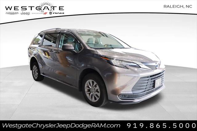 2022 Toyota Sienna LE
