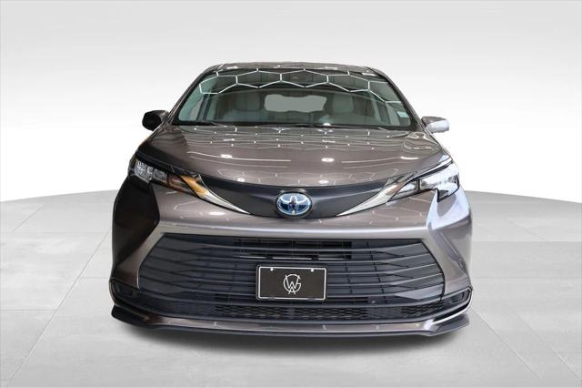 2022 Toyota Sienna LE