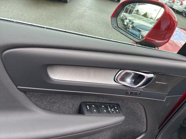 2025 Volvo XC40 B5 Ultra Bright Theme