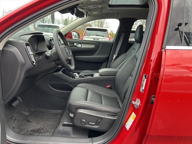2025 Volvo XC40 B5 Ultra Bright Theme