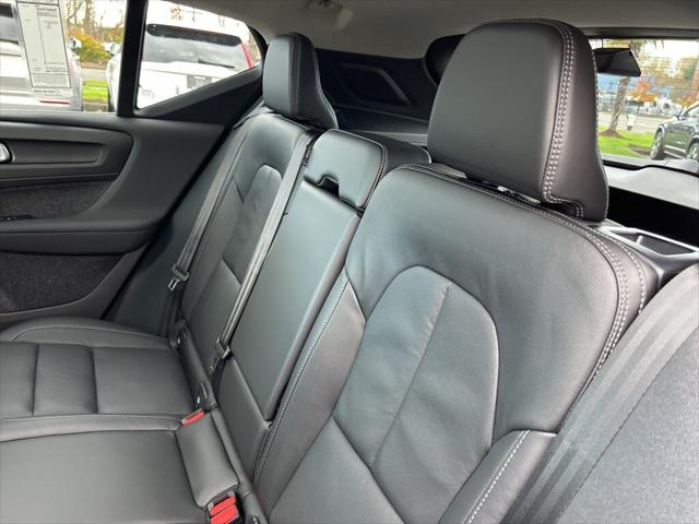 2025 Volvo XC40 B5 Ultra Bright Theme