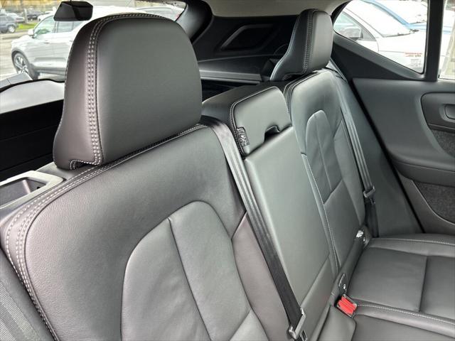 2025 Volvo XC40 B5 Ultra Bright Theme