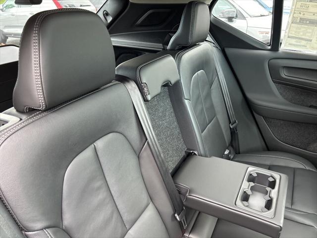 2025 Volvo XC40 B5 Ultra Bright Theme