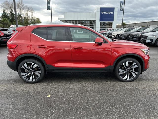 2025 Volvo XC40 B5 Ultra Bright Theme