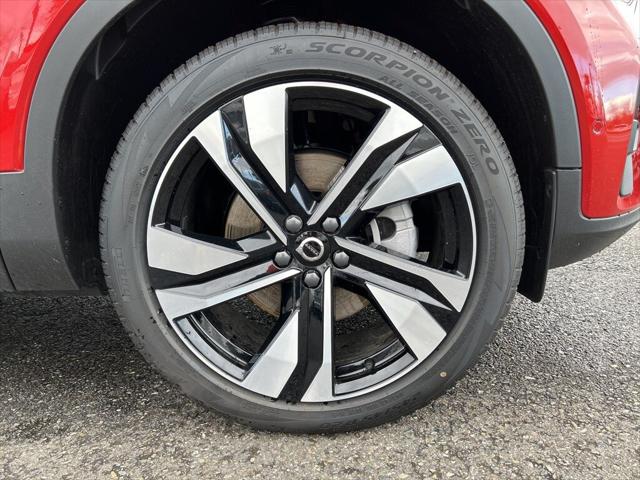 2025 Volvo XC40 B5 Ultra Bright Theme