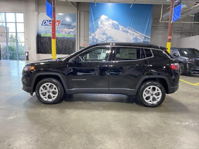 2025 Jeep Compass COMPASS LATITUDE 4X4