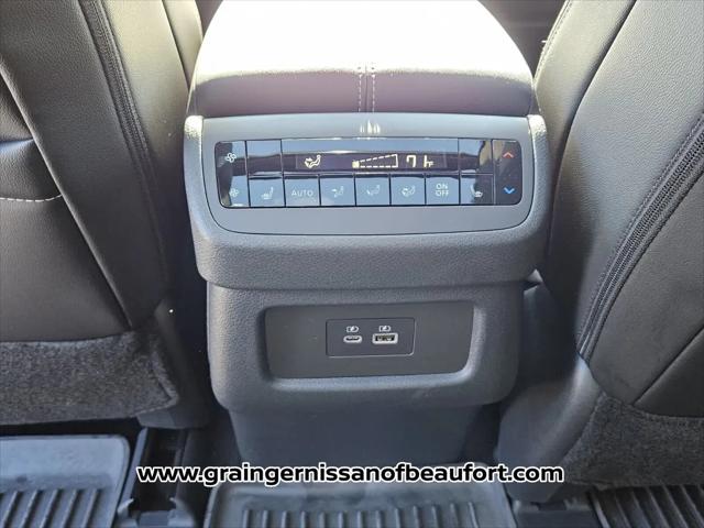2025 Nissan Pathfinder SL FWD
