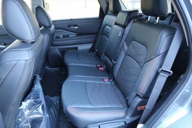 2025 Nissan Pathfinder Platinum FWD