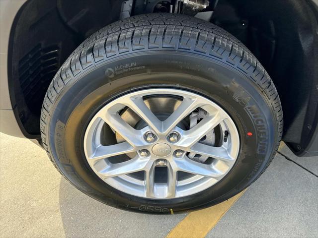 2025 Jeep Grand Cherokee GRAND CHEROKEE LAREDO X 4X2
