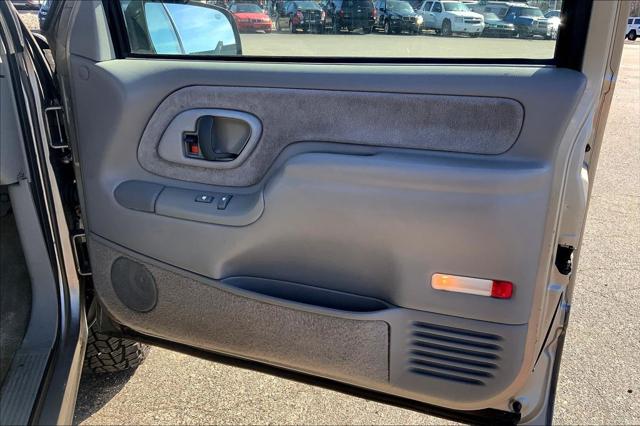 1999 GMC Suburban SL