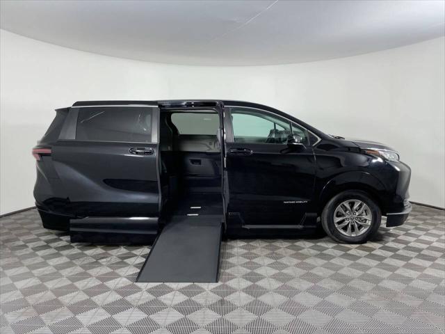 2023 Toyota Sienna LE