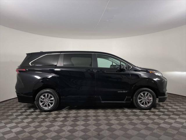 2023 Toyota Sienna LE