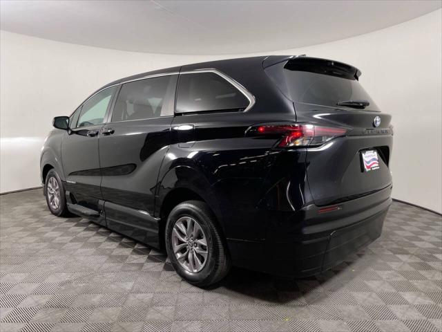2023 Toyota Sienna LE