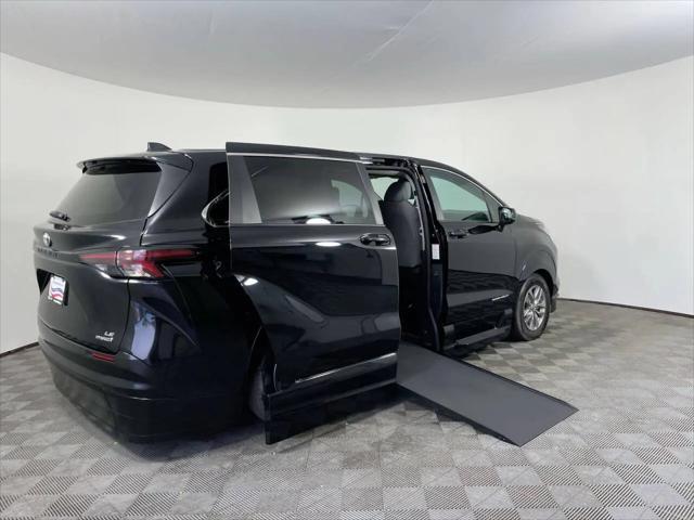 2023 Toyota Sienna LE