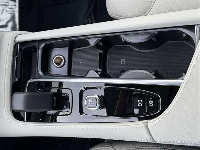 2025 Volvo XC90 B5 Core