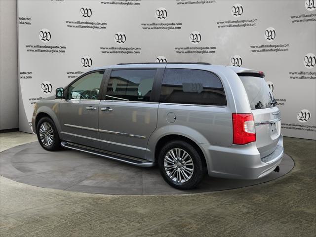 2016 Chrysler Town and Country Touring-L Anniversary Edition