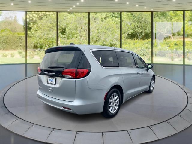 2022 Chrysler Voyager LX