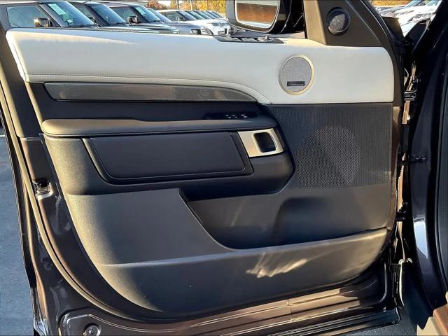 2025 Land Rover Discovery P360 Metropolitan Edition